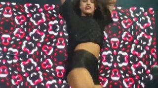 Selena Gomez Sexy Legs